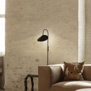 ferm LIVING Arum Swivel vegglampe, svart, 47 cm, støpsel