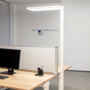 LED-gulvlampe til kontor MAULjura, hvit, aluminium, 196,5 cm, 4000 K