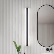 Helestra LED-speillampe LOOM, lengde 90 cm, svart, IP44
