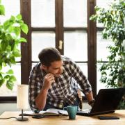 Bordlampe Kira, tekstilskjerm, svart/sand