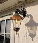 Hoorn - Utendørs vegglampe, bunnkontakt, svart