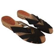 Pre-owned Canvas sandals