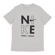 Sportswear Tee med Iron Hours Print