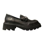 Svart skinnloafers med metalllogo